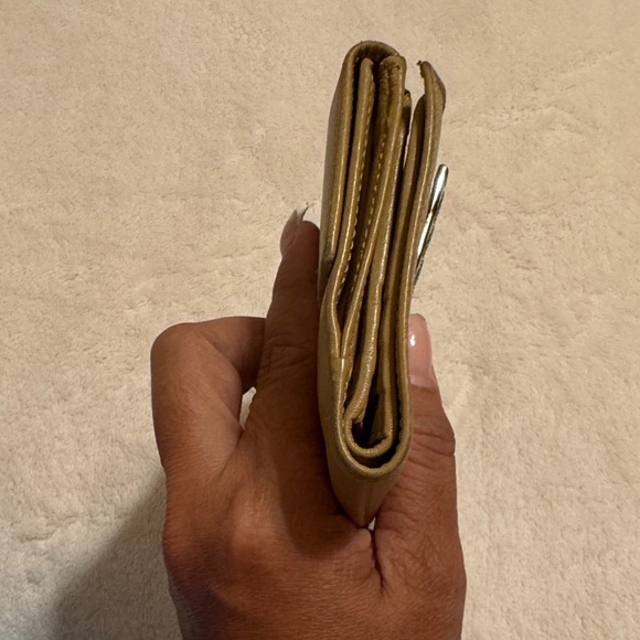 Gucci Tan Leather Wallet with Silver Clasp - Picture 15 of 16